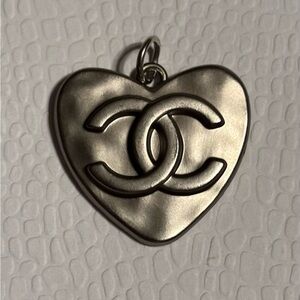CHANEL Metallic Heart Zipper Pull